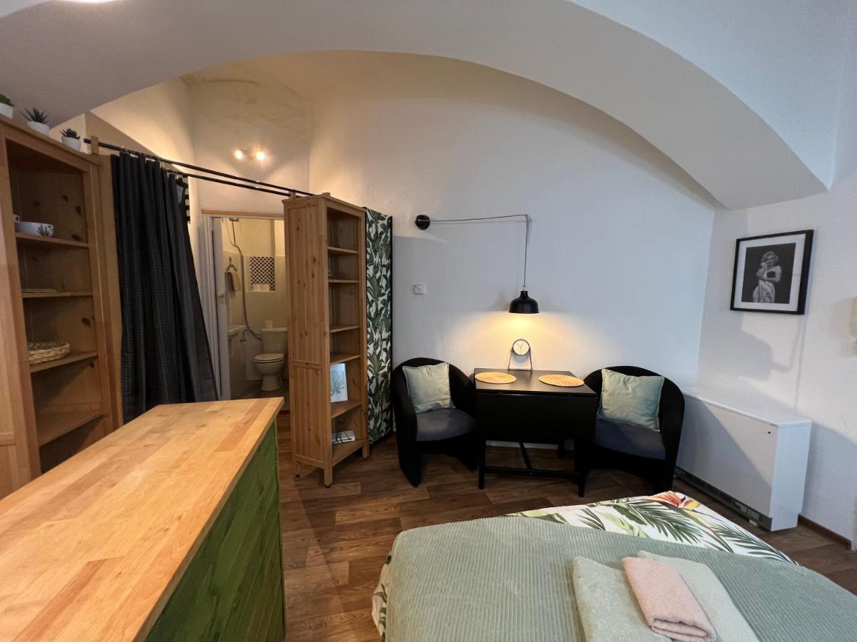 Fun Tiki Vibe / Charles Bridge / Netflix Praha
